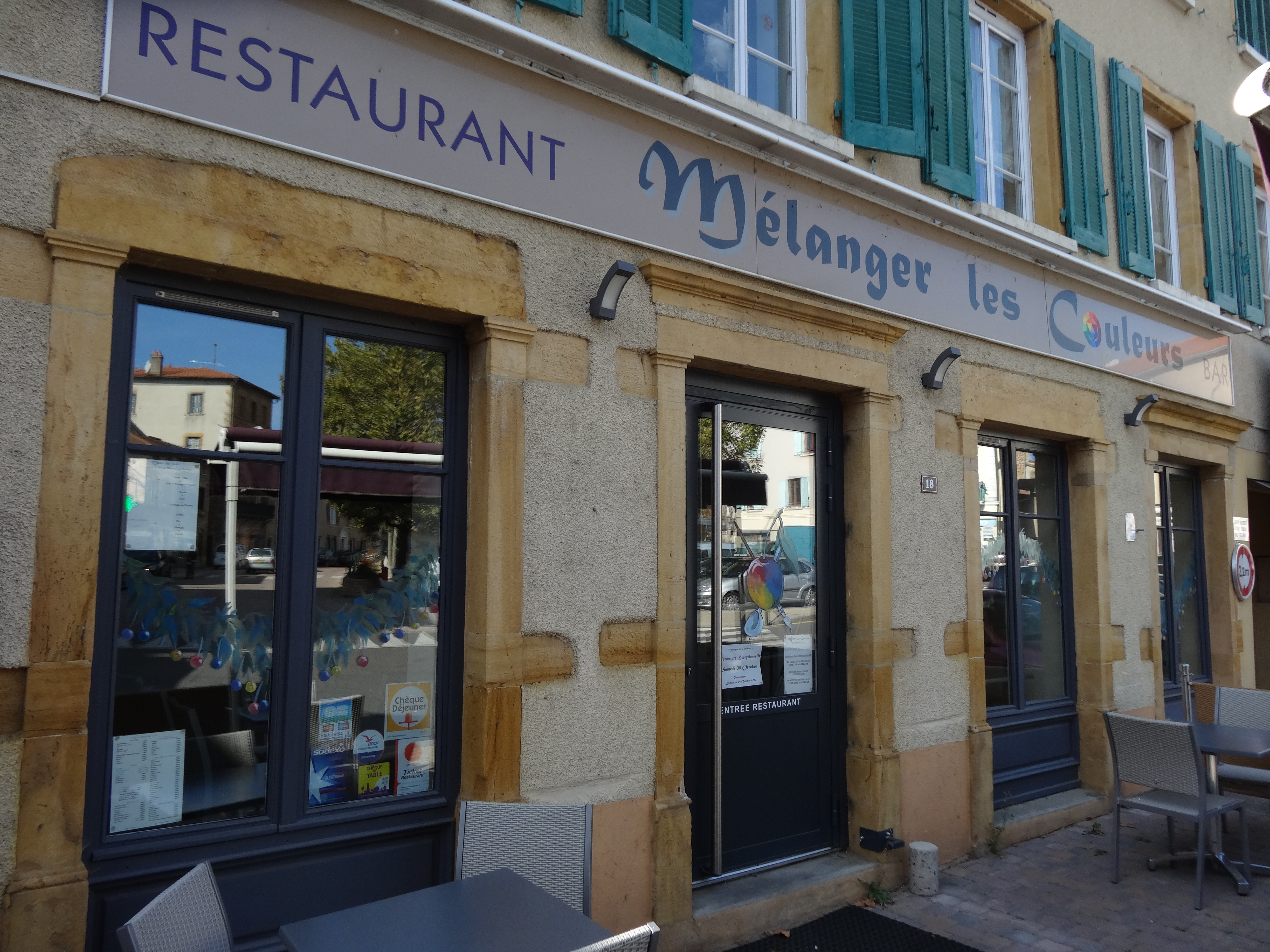 Restaurant melanger les couleurs bessenay