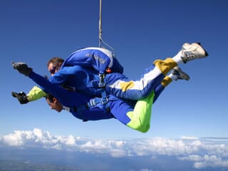 Saut en parachute dans le 44